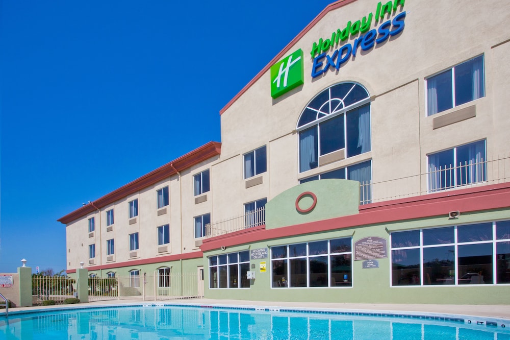 Holiday Inn Express Hotel Suites Live Oak 1/71