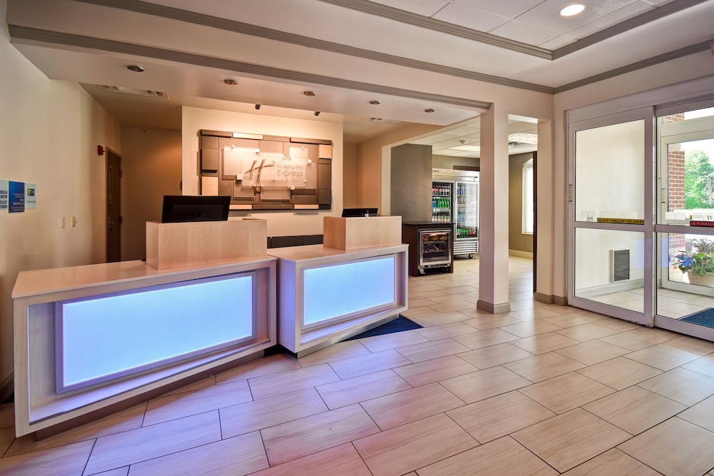 Holiday Inn Express Suites Schererville 12/57