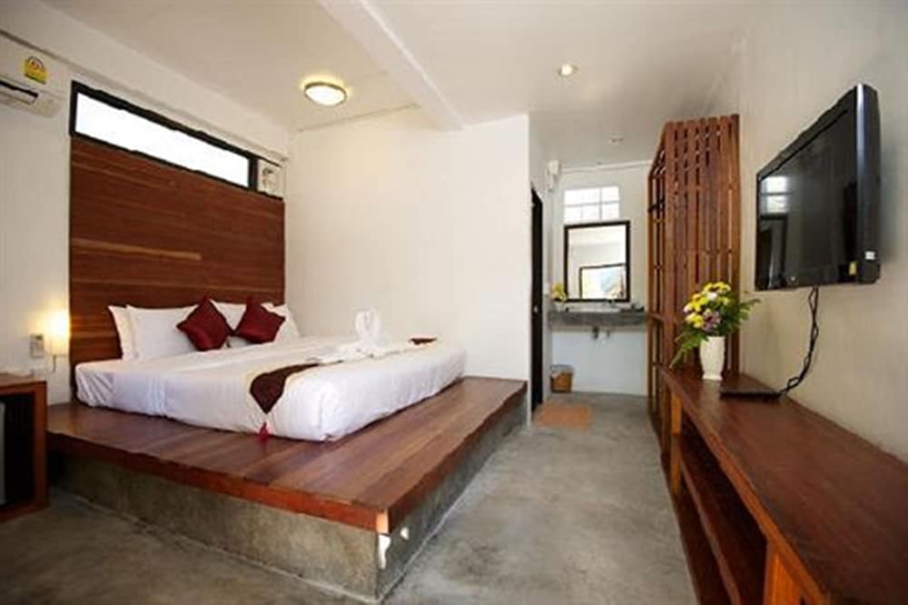 Sunshine Beach Resort 17/100