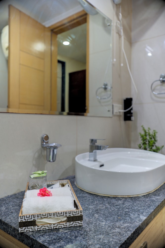 BlueNeck Sec 47 Near Medanta - The Medicity Gurugram 42/43