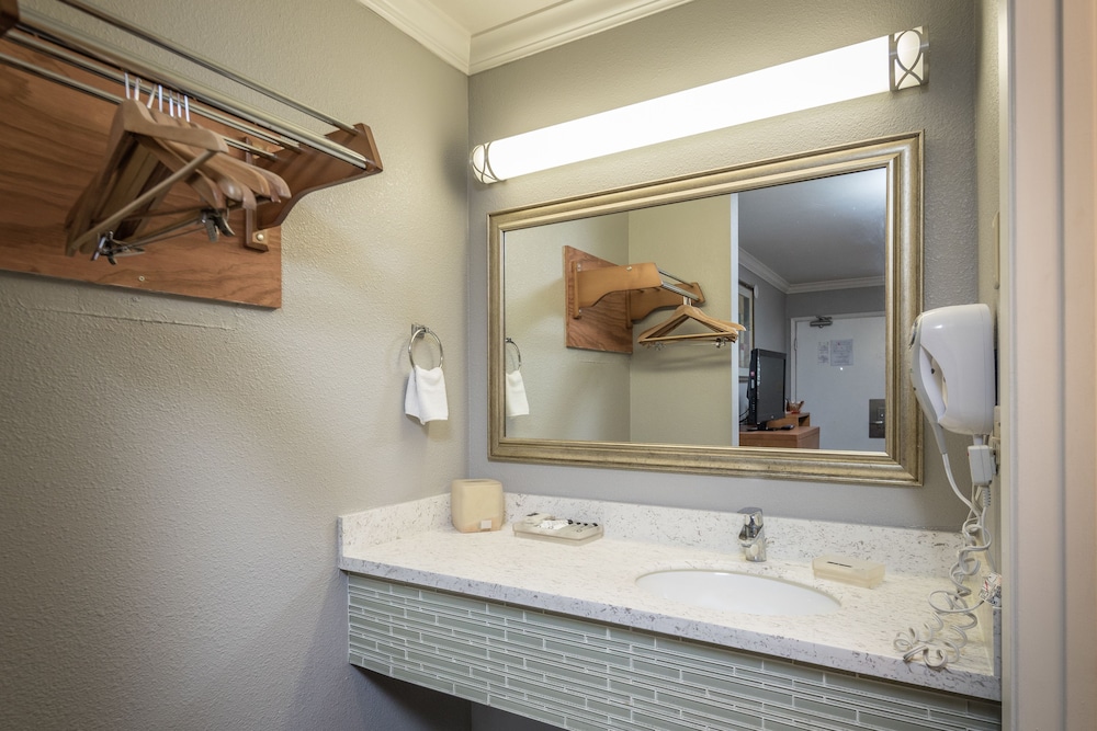 Soma Park Inn – Civic Center 48/50