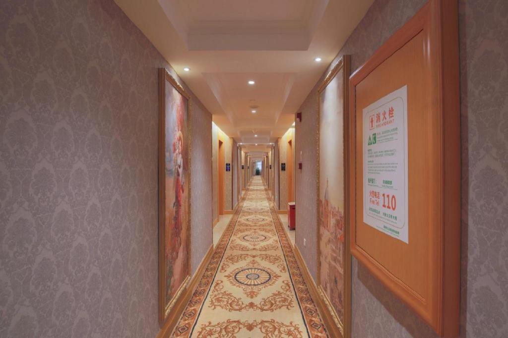 Vienna Hotel (Shenzhen Qinghu Metro Station) 39/54