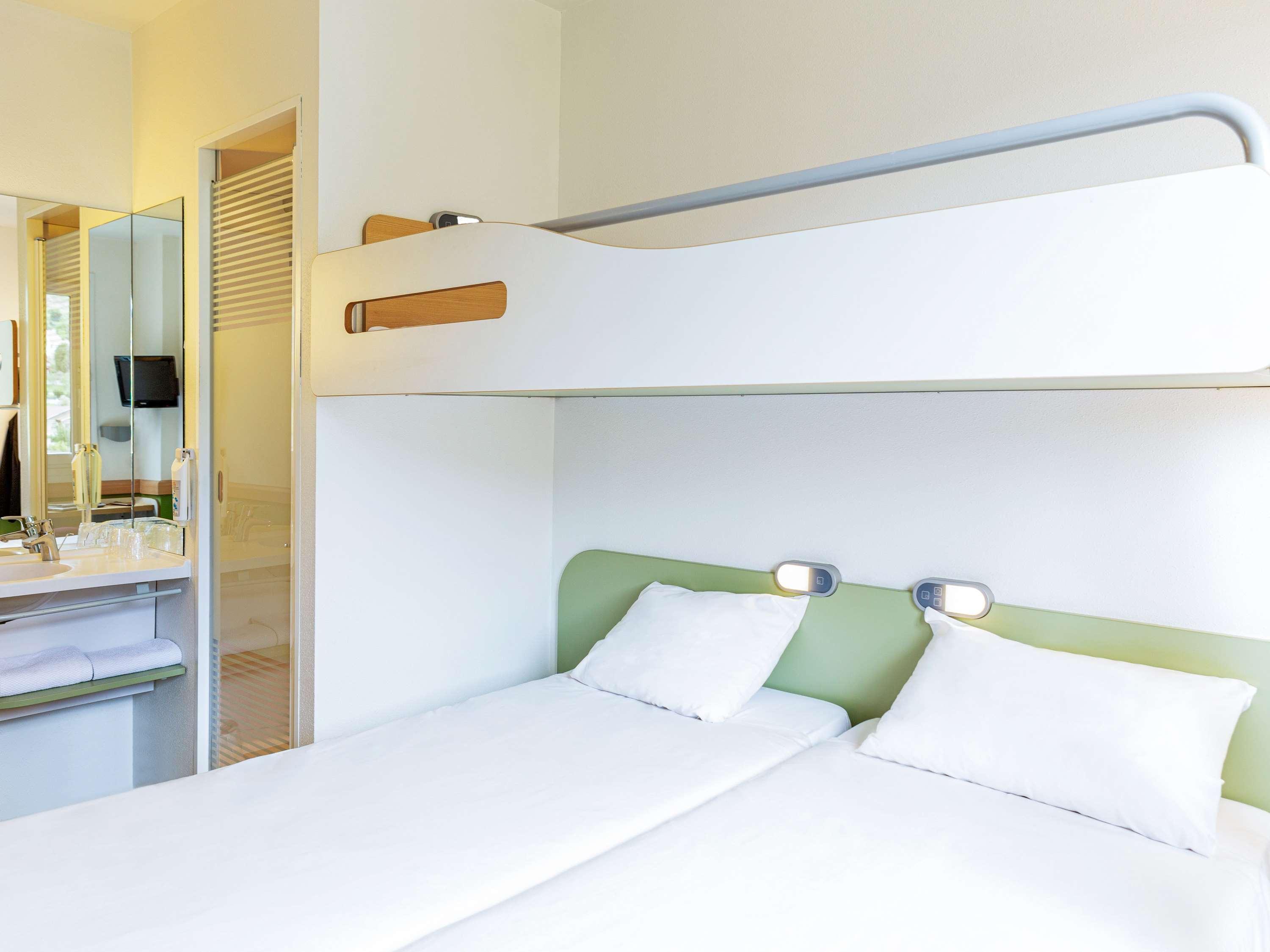 ROOM, 1 DOUBLE AND 1 SINGLE BED