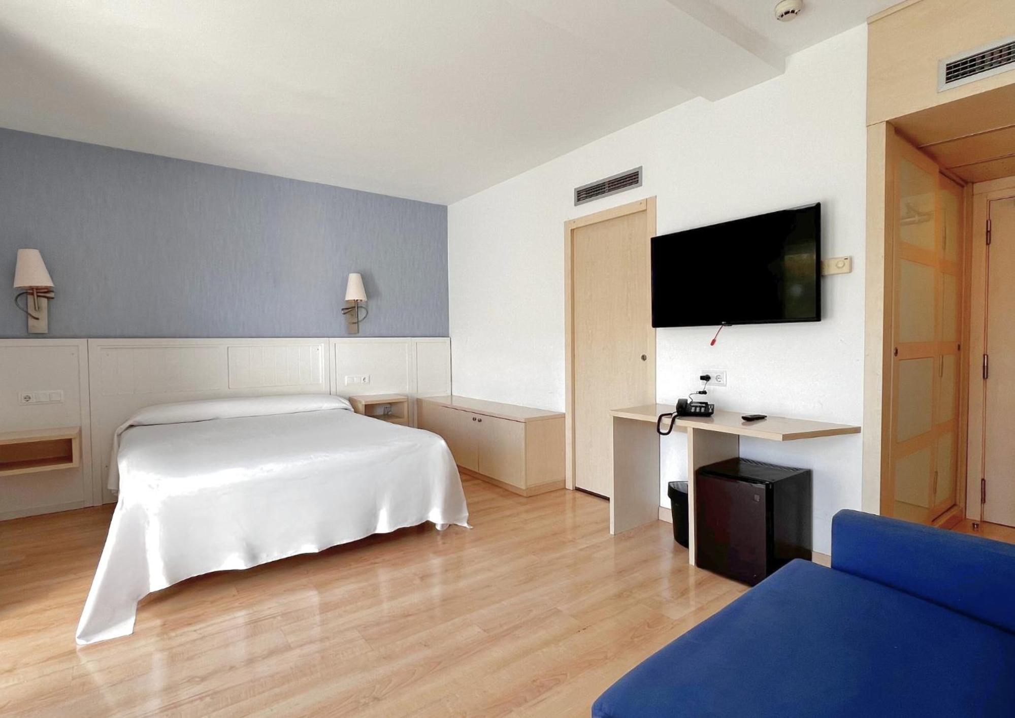 Family, Queen Bed, Sofa