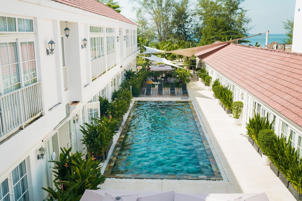 White Boutique Hotel and Residences 65/72