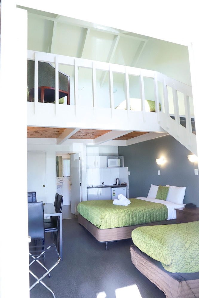 Airport Manor Inn 56/66