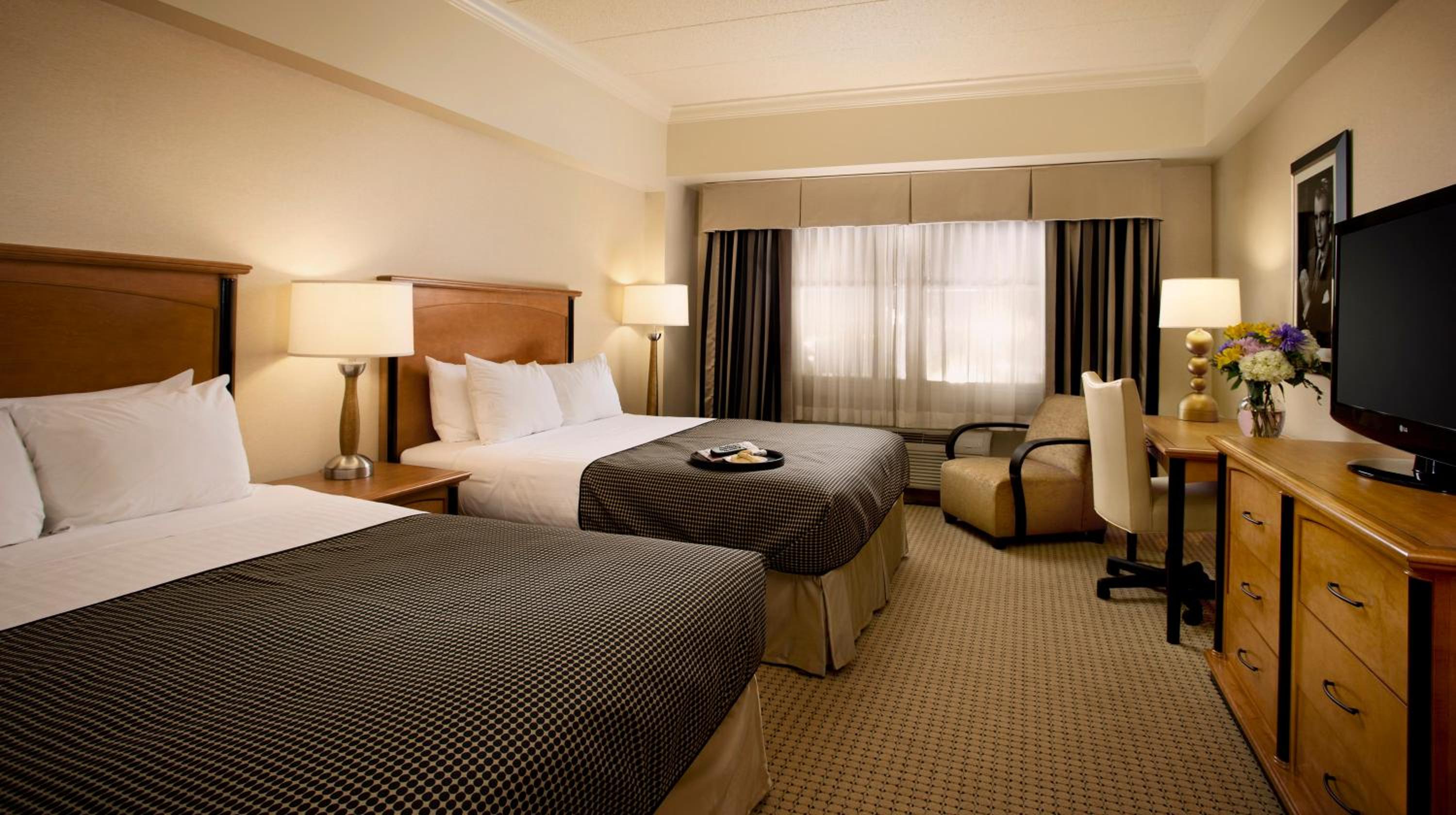 Hollywood Casino Hotel 8/37