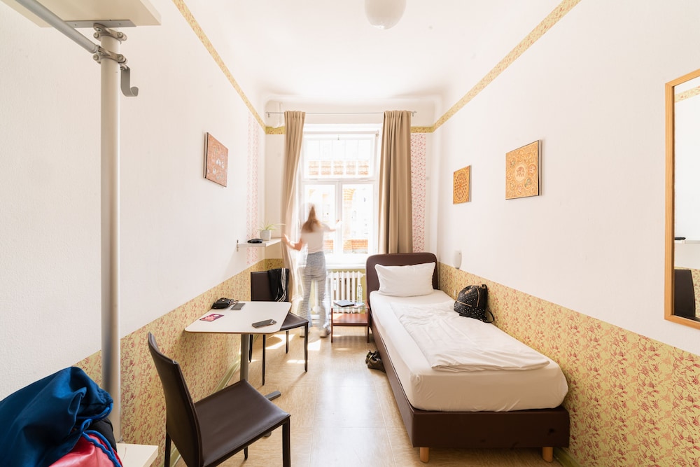 Three Little Pigs Hostel 11/44