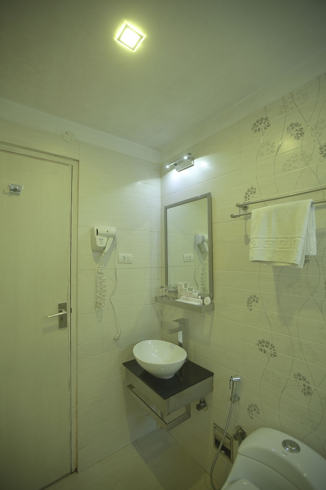 THE IRIS HOTEL 22/24