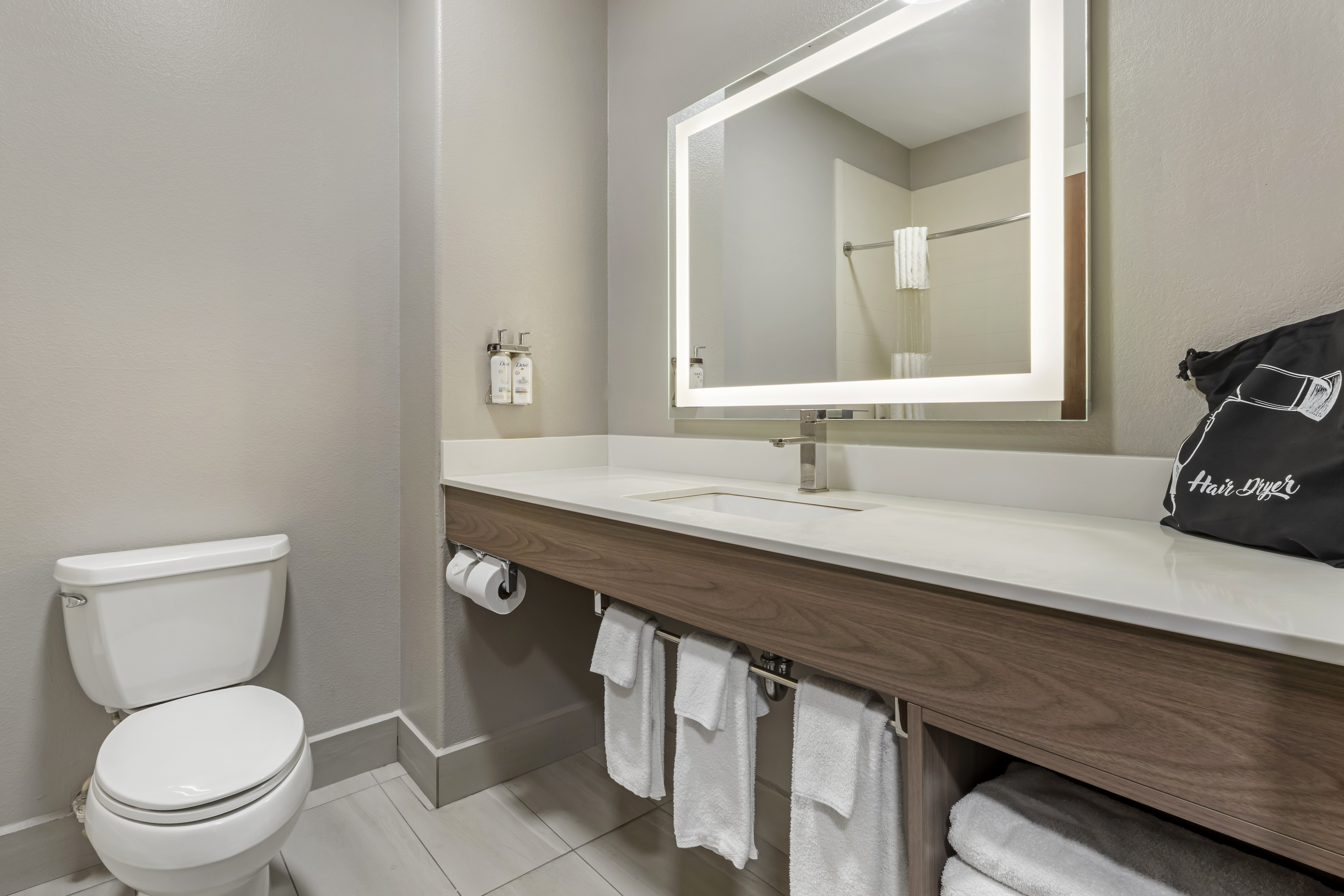 غرفة بسرير كينج لذوي الإعاقة، Holiday Inn Express Suites Beeville 8/10