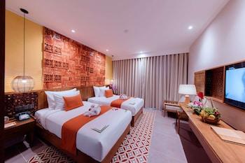 Premium, Single, 2 Double Beds, City View, Balcony