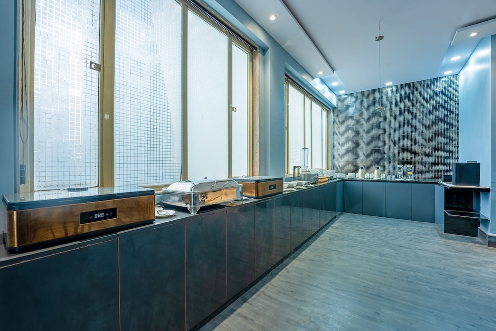 LANDMARK SUITES 24/47