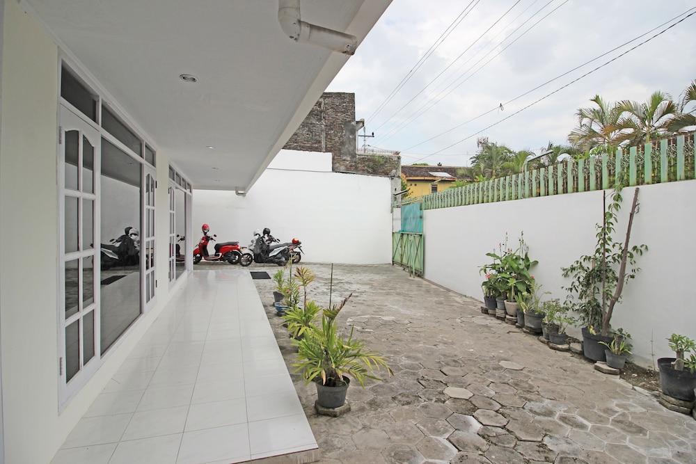 RedDoorz near Terminal Tirtonadi 5/20