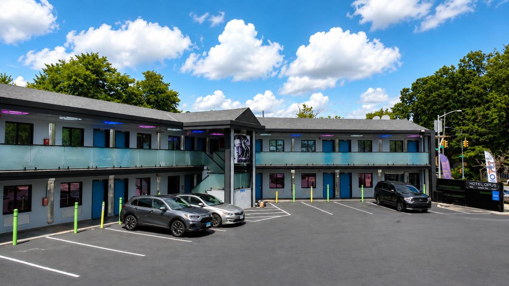 Hotel OPUS Bronx Near Bay Plaza Mall 38/46