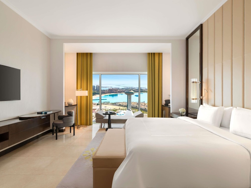 CORNICHE, DELUXE, KING BED, WITH VIEW
