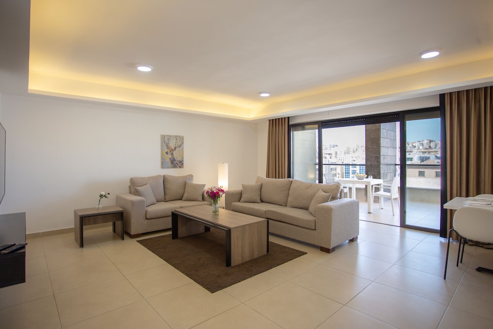 Triple A Hotel Apartment 10/18