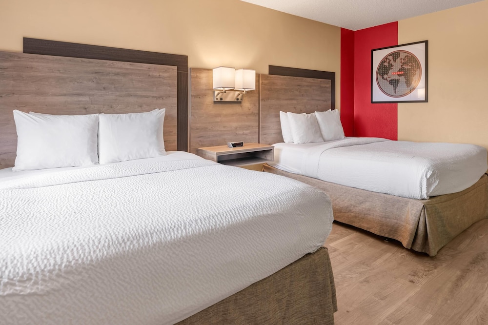 Classic, Single, 2 Queen Beds, Accessible، Ramada By Wyndham Minneapolis Golden Valley 3/4