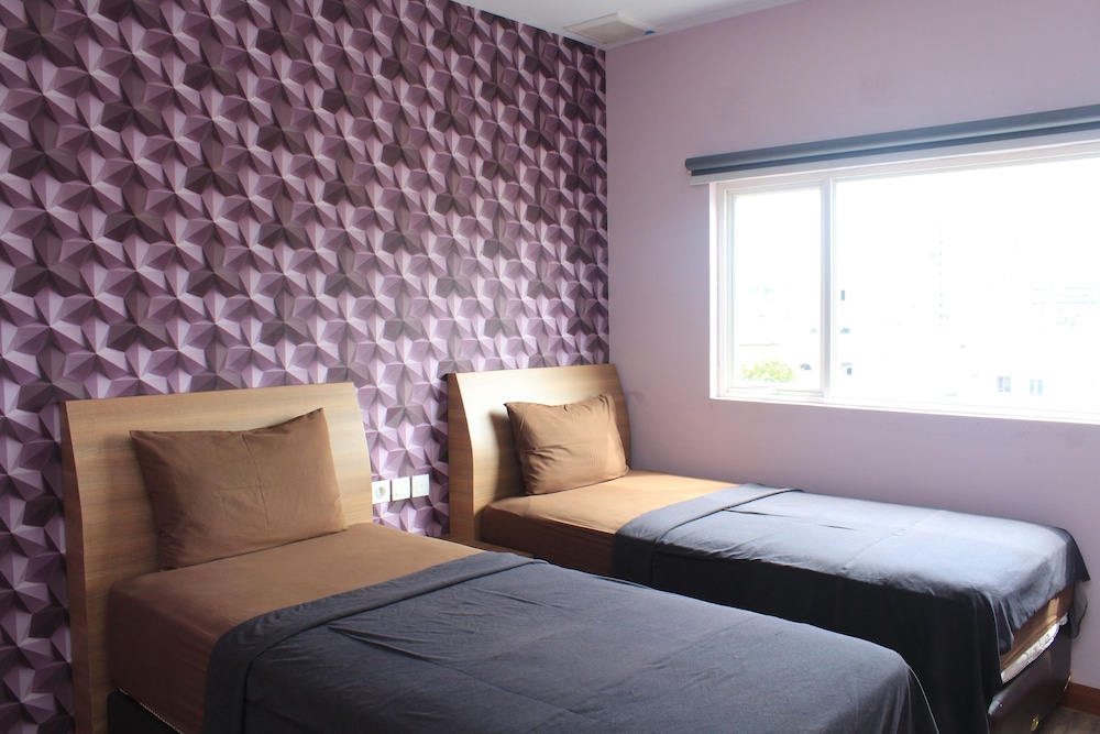 STUDIO, TWIN BEDS