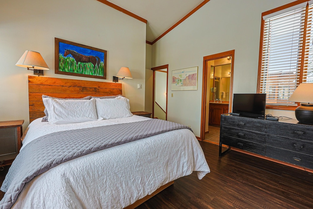 Town House, House, King Bed