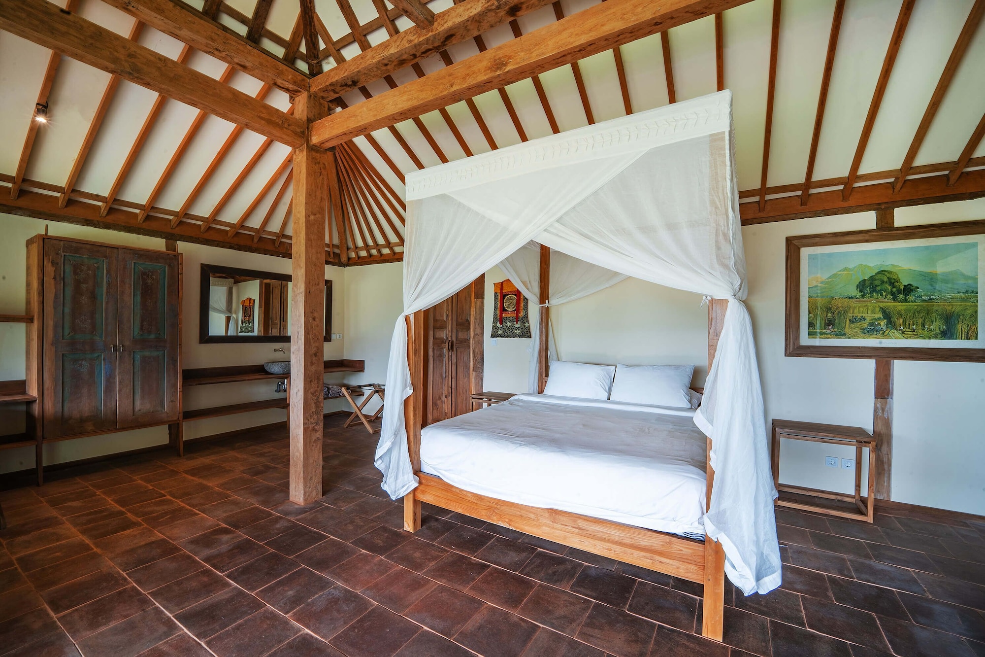 غرفة بسرير كوين مع أريكة، Sumberkima Hill Private Villa Retreat 5/9