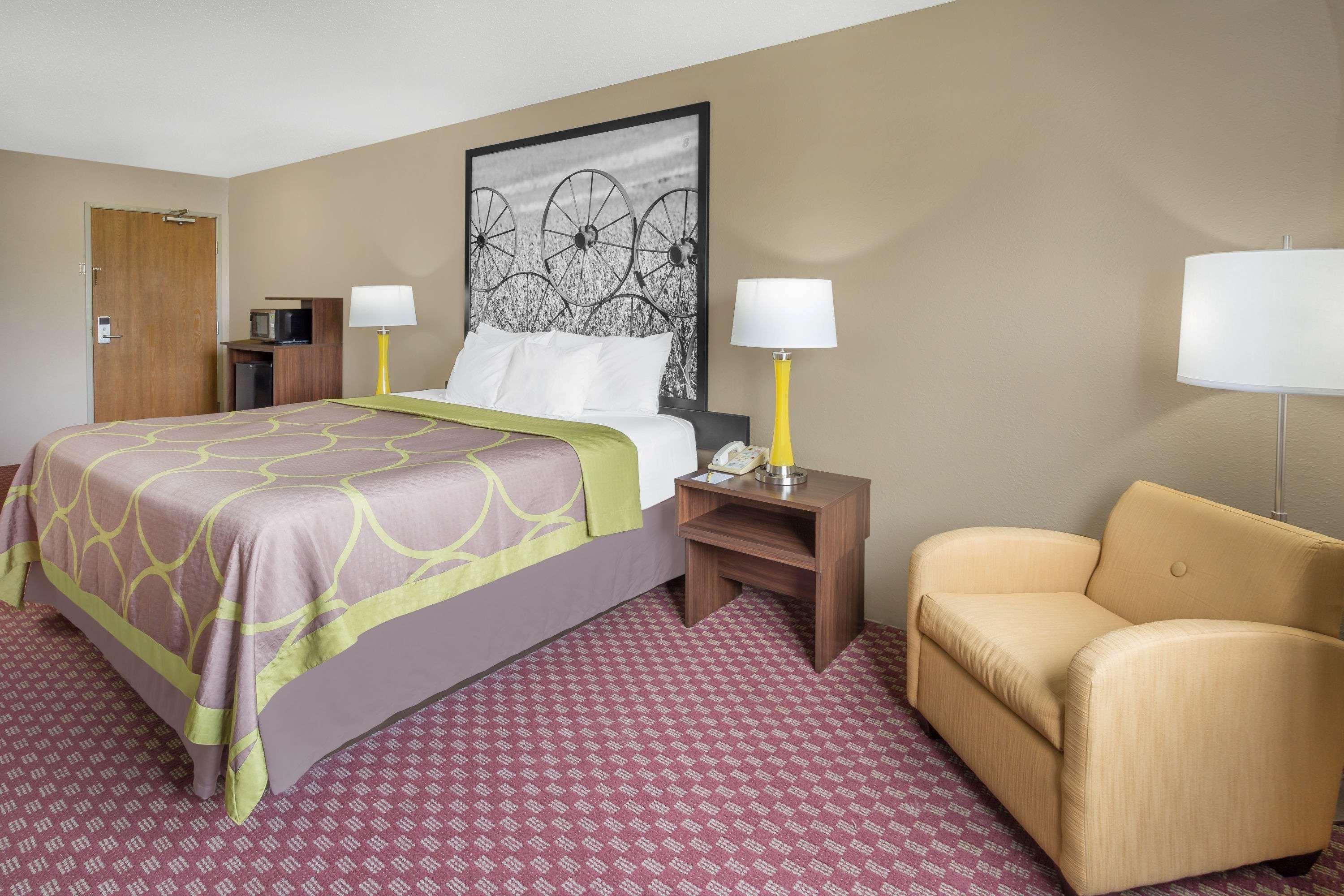 Super 8 by Wyndham Hebron Lowell Area 8/16