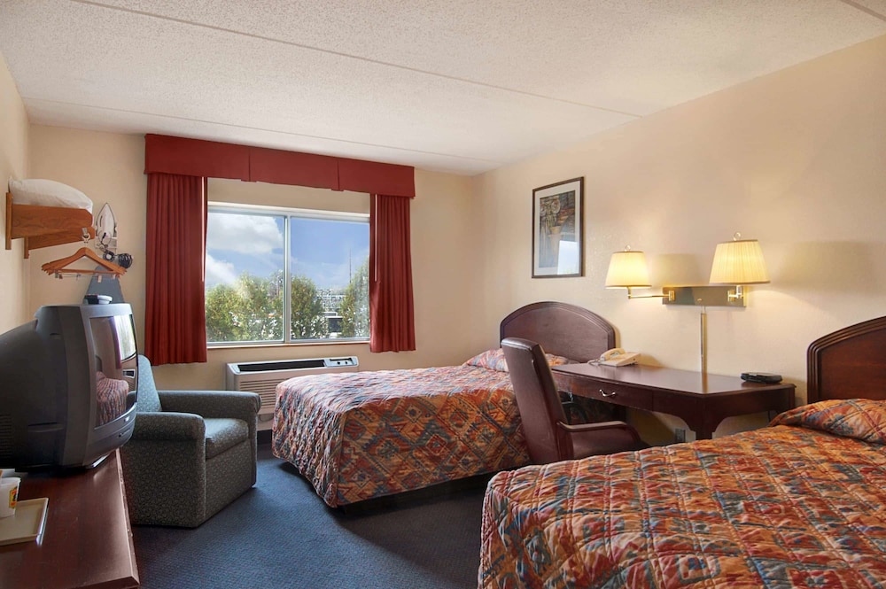 Super 8 By Wyndham Manchester Airport 17/35