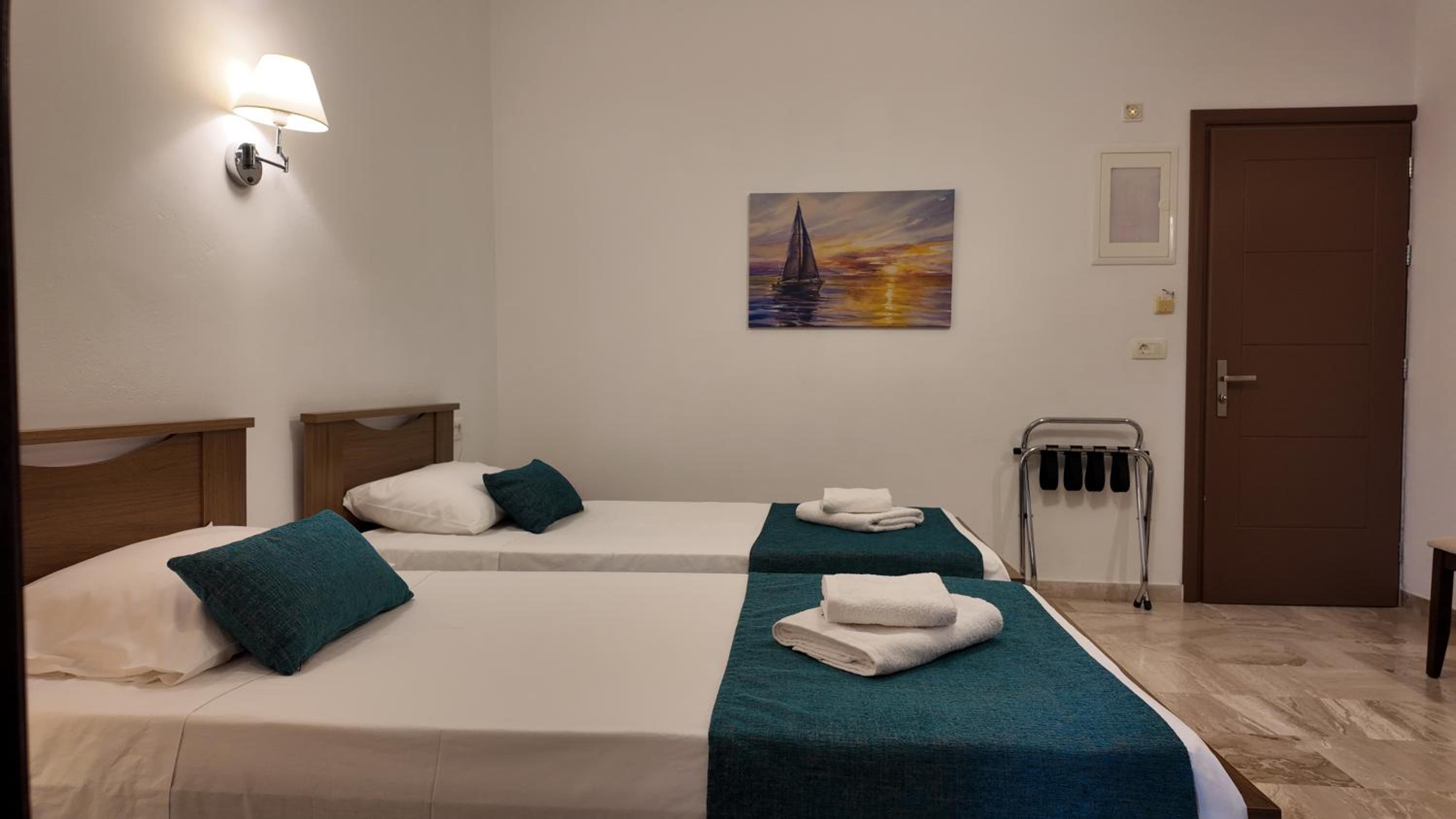 ROOM, DOUBLE BED