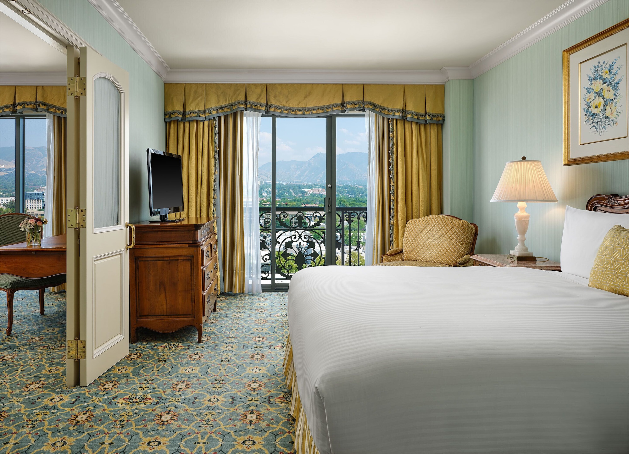 EXECUTIVE, SUITE, KING BED