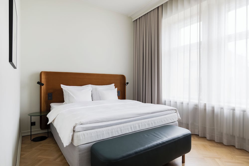 SOLO, KING BED