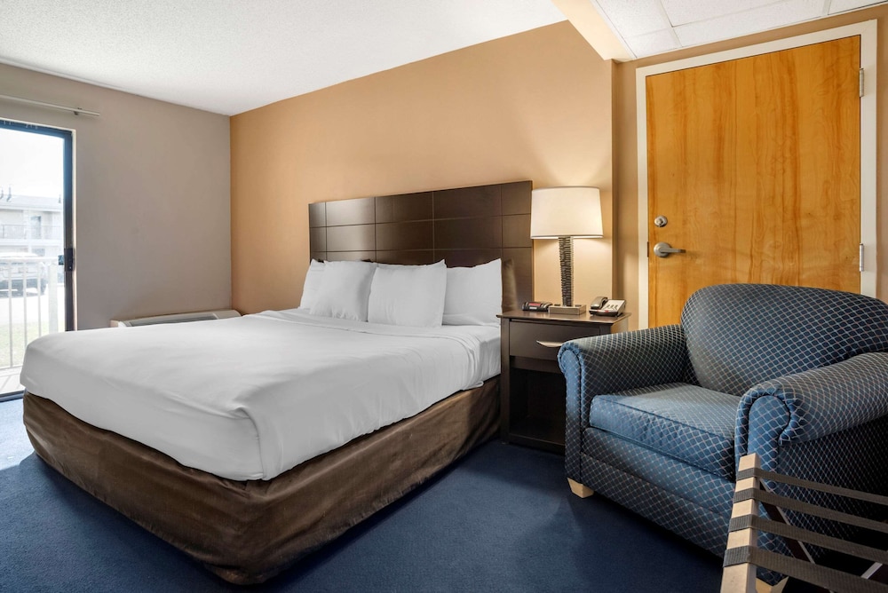 Econo Lodge Inn and Suites Resort Rehoboth Beach 19/42