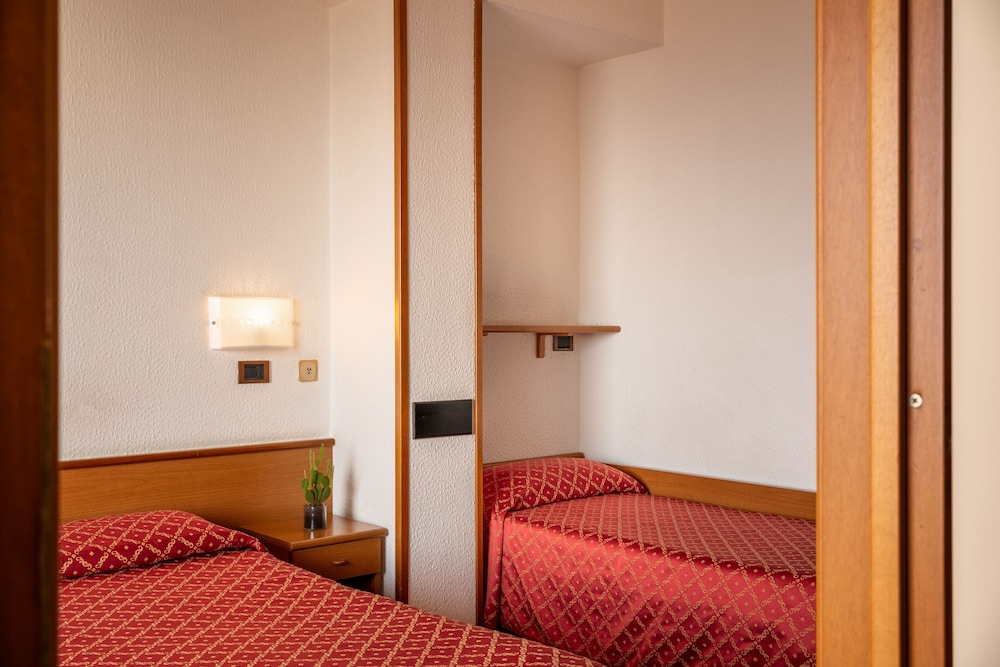 Hotel Careni Villa Italia 41/62