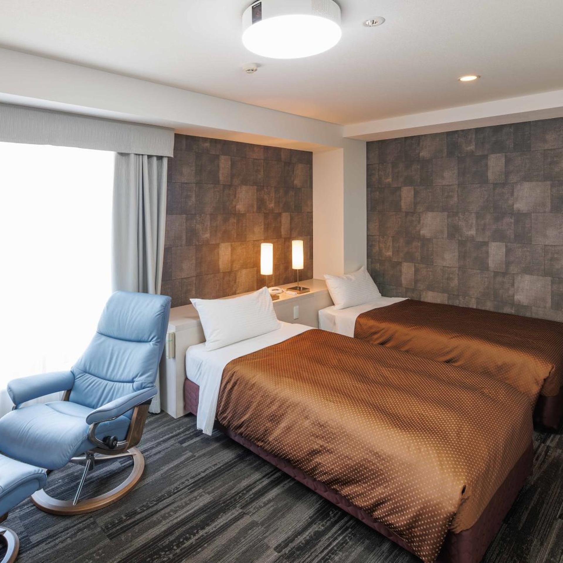 Theater, Twin Beds, Smoking