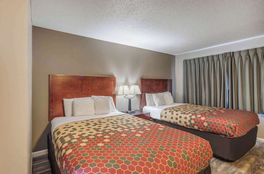 Econo Lodge Inn & Suites Yreka, CA 24/50