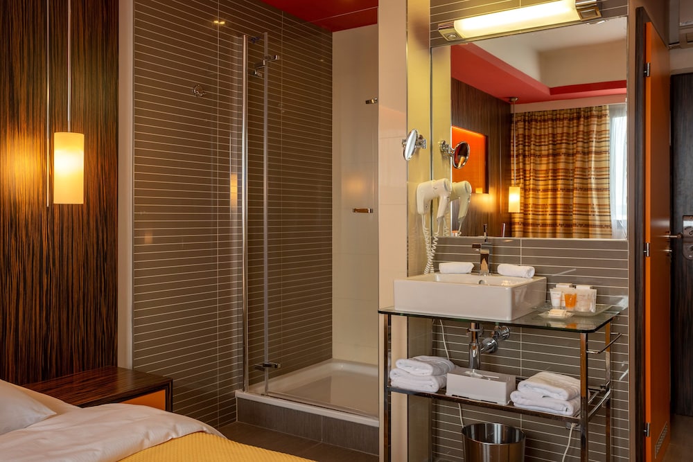 Design, Double Bed, City View، Continental 4/4