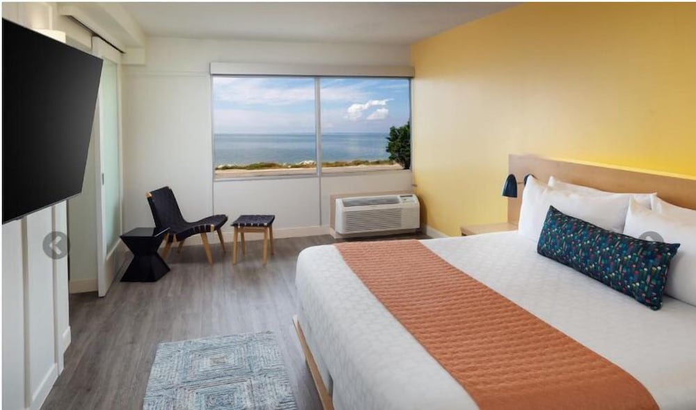 Suite, King Bed, Bay View, Sofa
