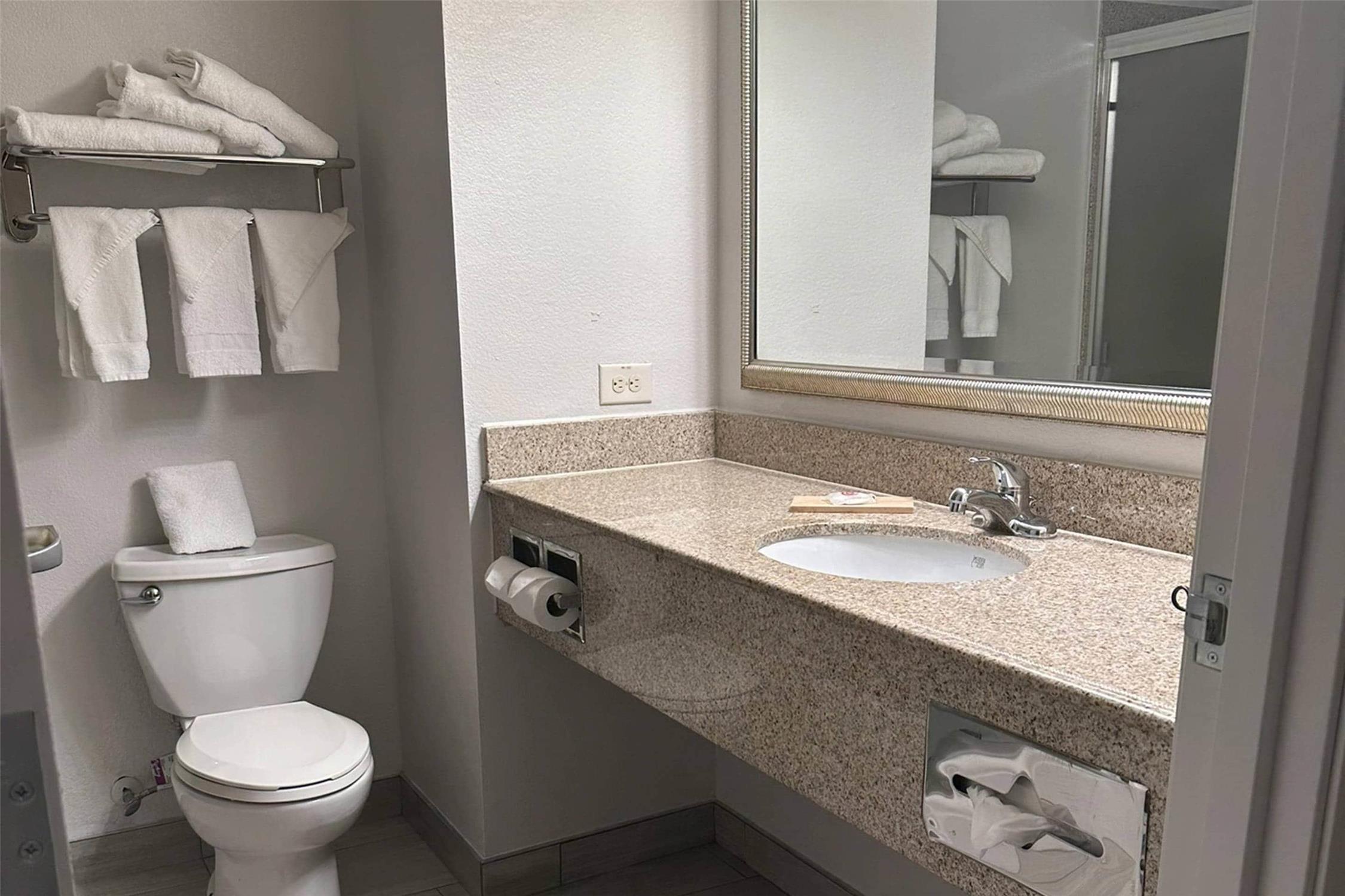 Comfort Inn & Suites Concord (Kannapolis) 45/51