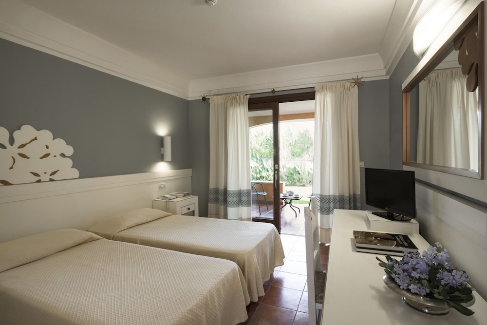 شقة بسريرين كينج بغرفتي نوم مع أريكة بمطبخ صغير