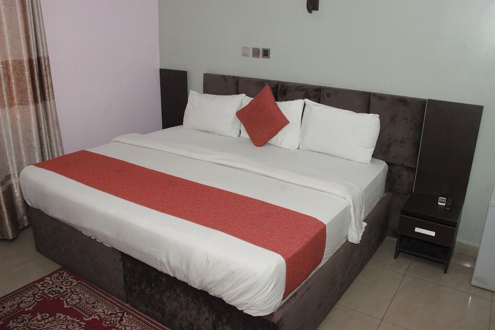 Adna Hotel 10/50