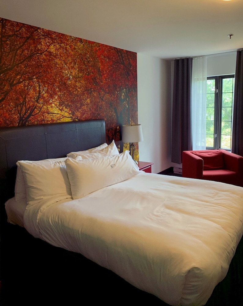Room, Queen Bed, Partial River View