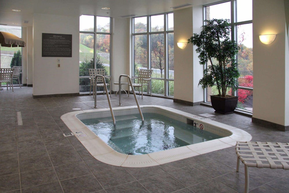 Hampton Inn and Suites Pittsburgh Meadow Lands