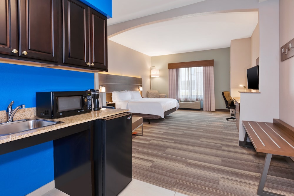 Holiday Inn Express Suites Warminster Horsham 13/63