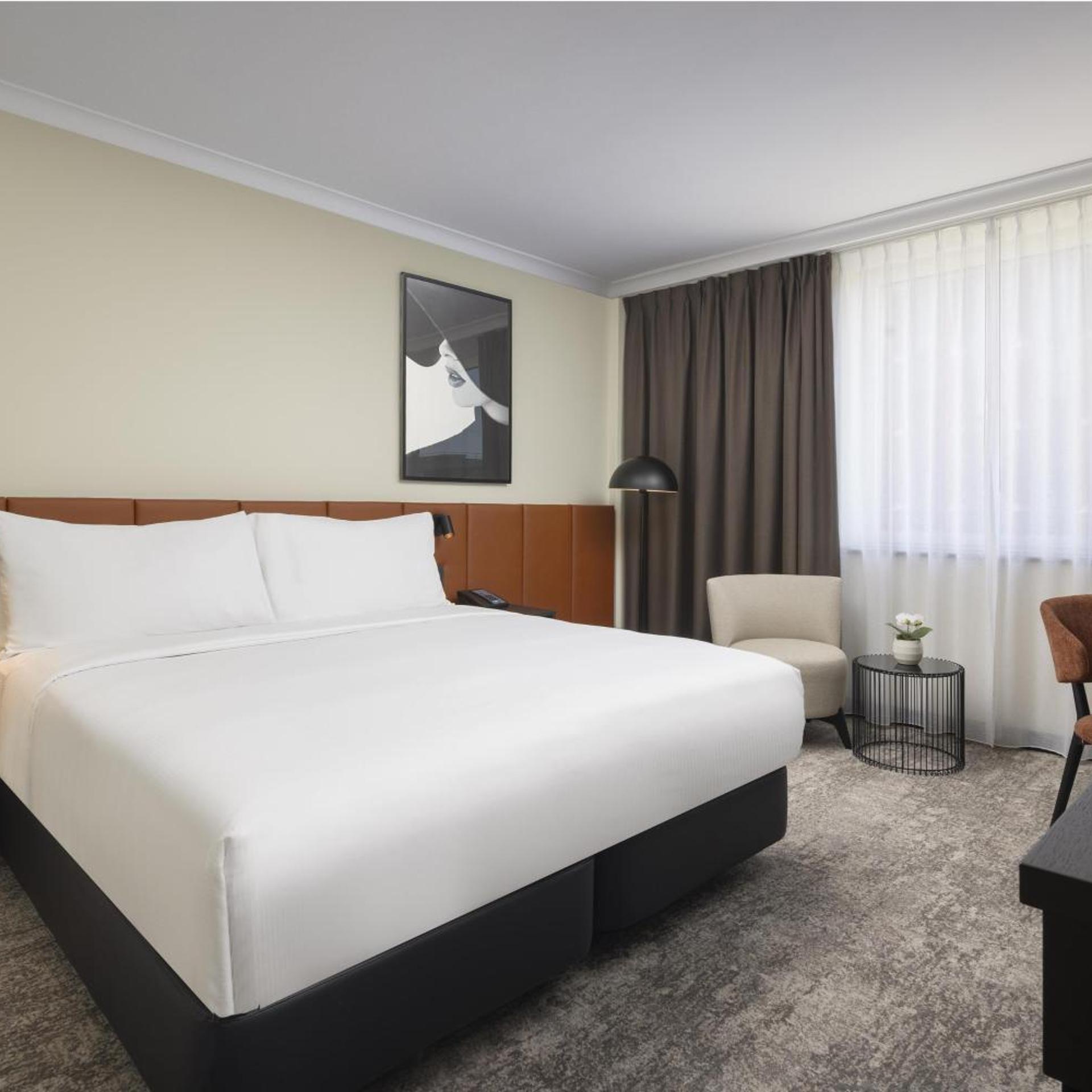 غرفة بسرير كينج وسرير كوين، Hilton Duesseldorf 2/9