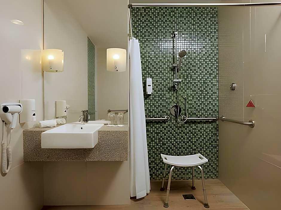 Diamond Hotel Kuta Bali (Ex Holiday Inn Express Bali Raya Kuta) 49/50