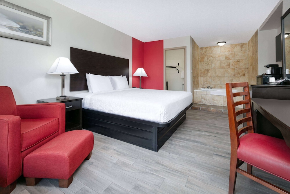 Ramada by Wyndham Diamondhead I-10/Gulfport 16/47