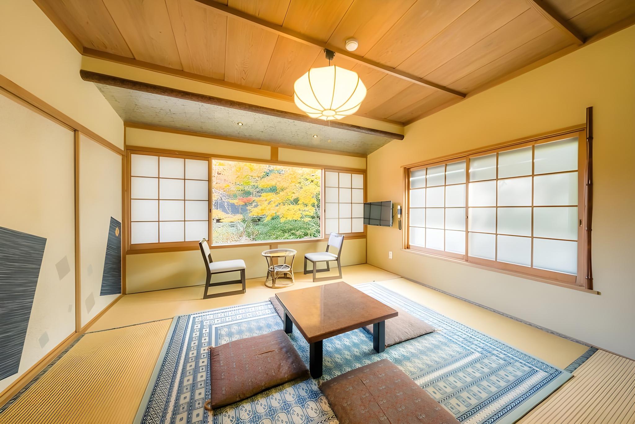 JAPANESE, FAMILY, SHARED BATHROOM
