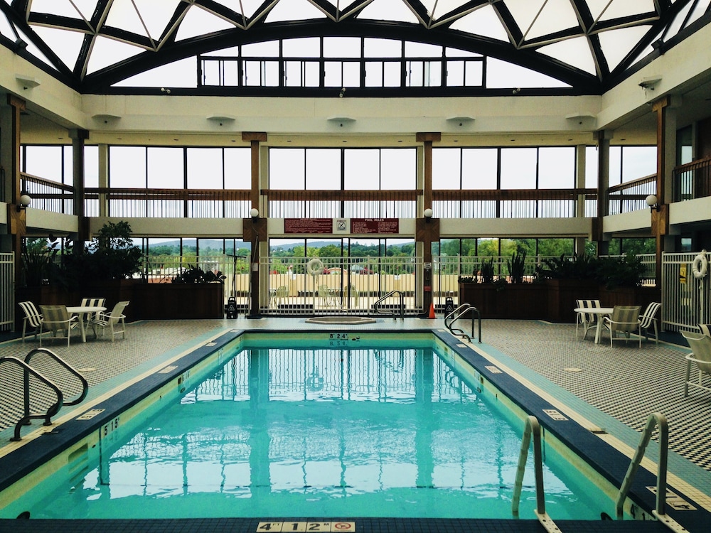 Holiday Inn Suites Pittsfield Berkshires 42/80