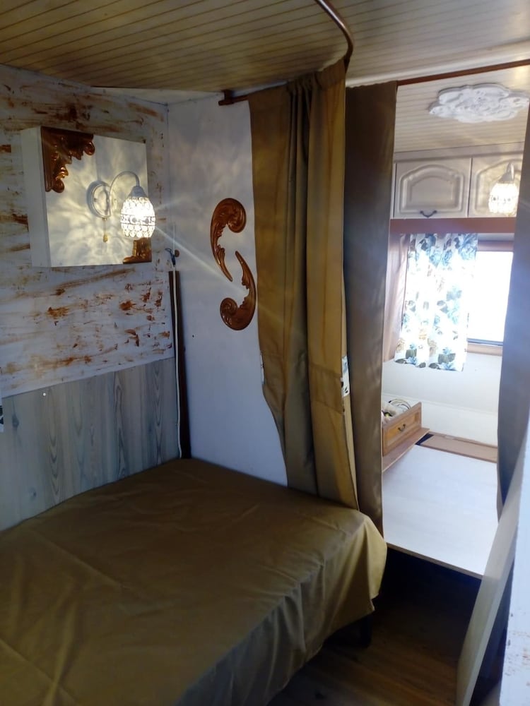 Camping Pitsoni 8/50