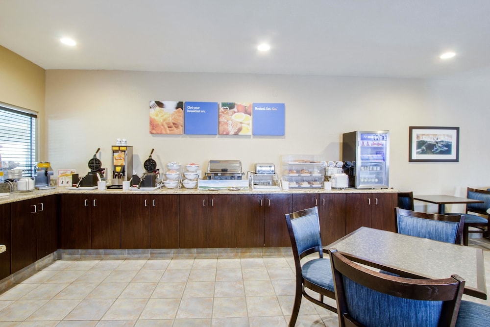 Comfort Inn & Suites Bellevue - Omaha Offutt AFB 34/42