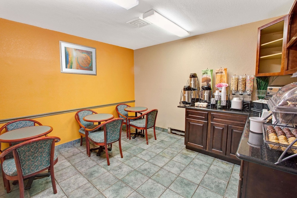 Microtel Inn And Suites Gatlinburg 25/29