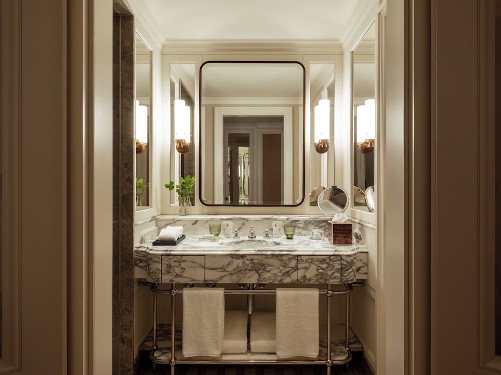 Premier, Suite, King Bed, Lake View